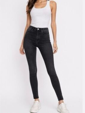 Zara High-Rise Skinny Jeans in Black Wash